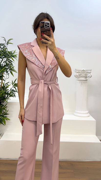 Traje con detalle de cuello empolvado